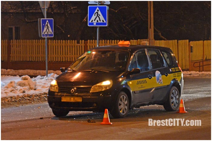 Таксист на рено в Бресте сбил пешехода. Фото BrestCITY.com