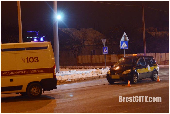 Таксист на рено в Бресте сбил пешехода. Фото BrestCITY.com
