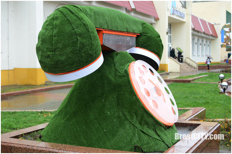 Большой зеленый телефон на Советской в Бресте
