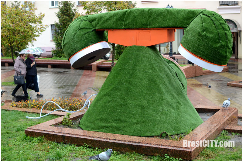 Большой зеленый телефон на Советской в Бресте