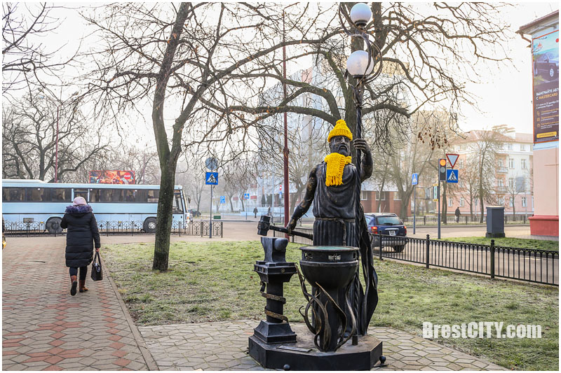 Памятники в Бресте. Желтые шарфы