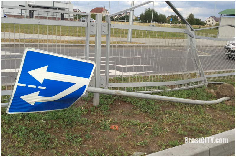 На Суворова в Бресте поломали забор и знак