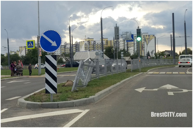 На Суворова в Бресте поломали забор и знак