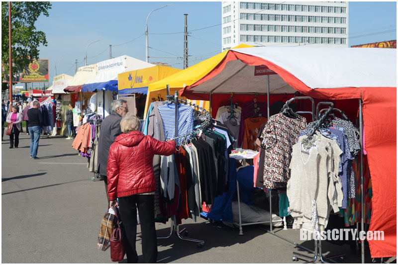 Стоковая распродажа одежды в Бресте. Фото BrestCITY.com