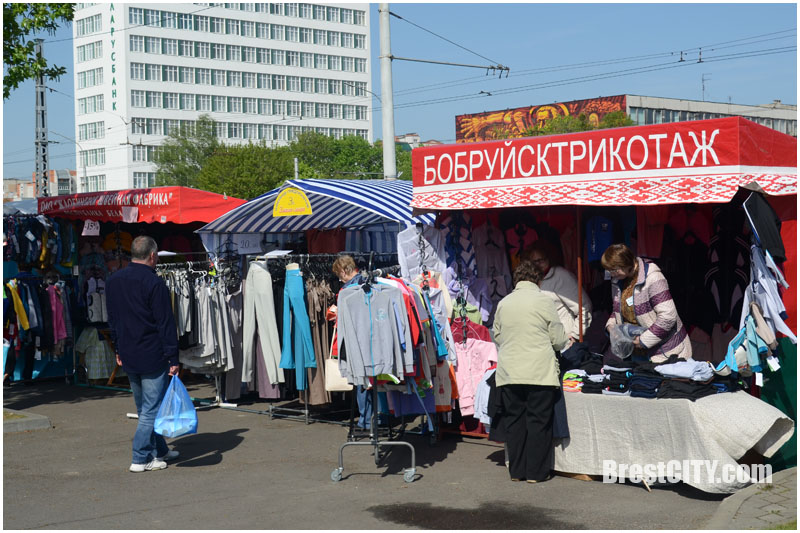 Стоковая распродажа одежды в Бресте. Фото BrestCITY.com