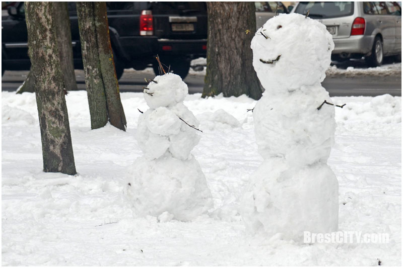 Снеговики на Набережной Бреста