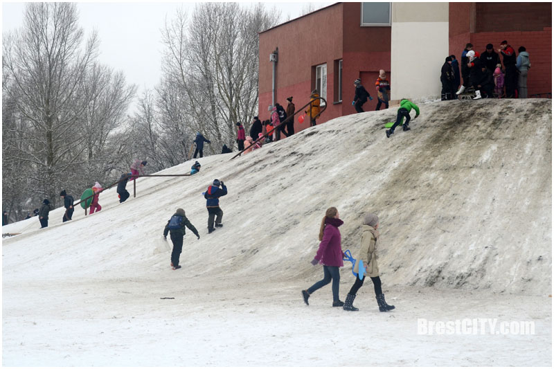 Катание детей на зимних горках. Фото BrestCITY.com