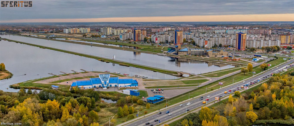 Район ЦМТ Ледовый Гребной осенью с высоты. Панорама Мухавца