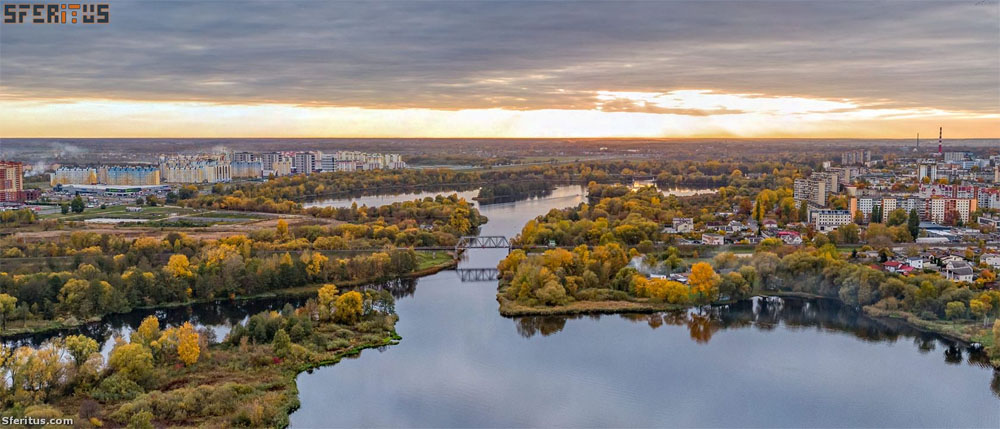 Район ЦМТ Ледовый Гребной осенью с высоты. Панорама Мухавца