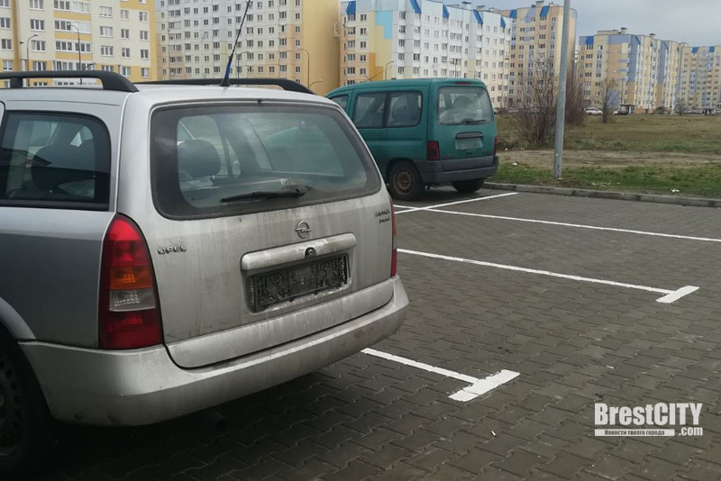 Неизвестные в Бресте поснимали номера с авто. Что делать водителям?