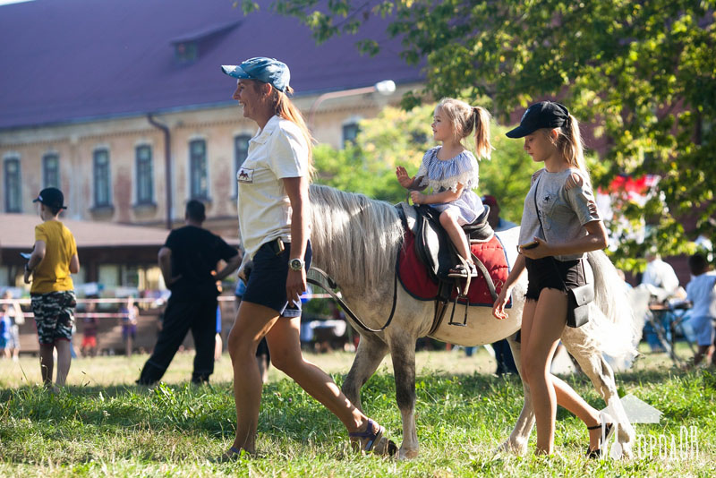 «Снова в школу!» У кафе «ГородОК» состоялся семейный праздник