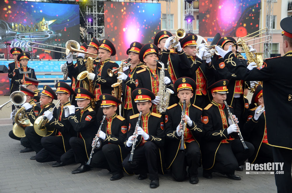 Песня 9 мая проходит парад оркестры играют. Парад оркестров. Оркестр на параде панорама. Парад Кяхта оркестр. Платиновый юбилей парад оркестр.