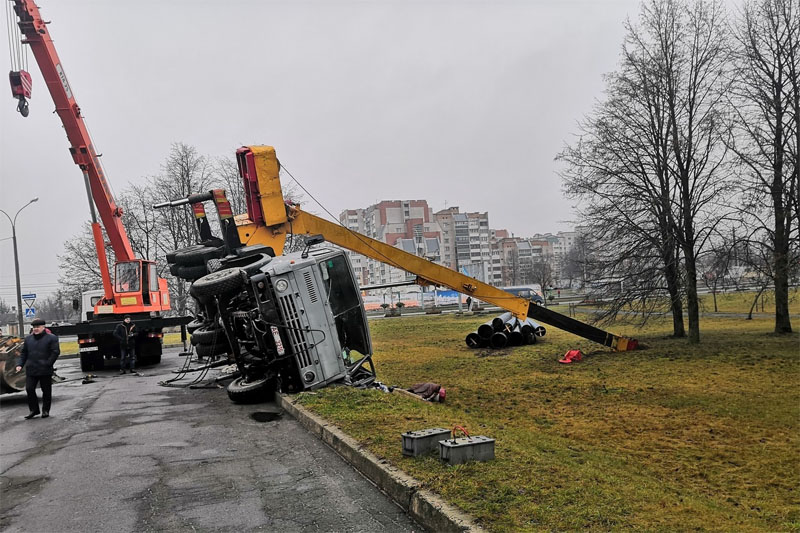 Опрокидывание автокрана в Бресте. Подробности случившегося