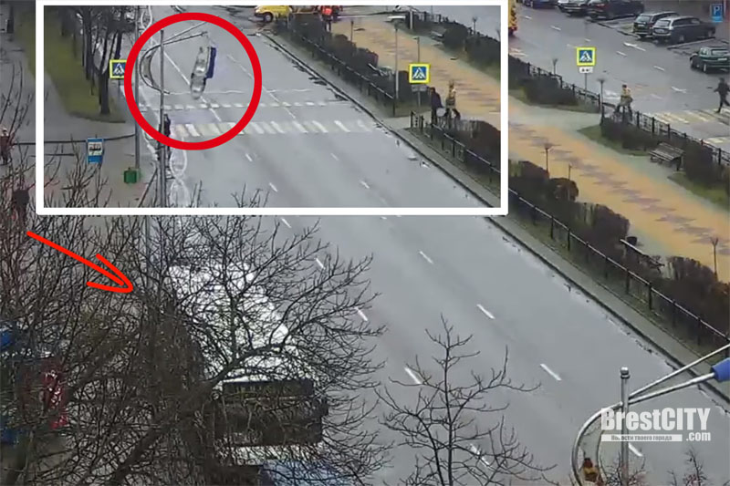 В Бресте автобус зацепил осветительную опору (видео)
