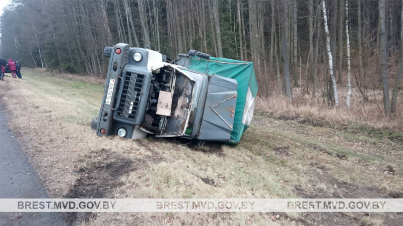 В Ивацевичском районе водитель уснул и врезался в грузовик (видео)
