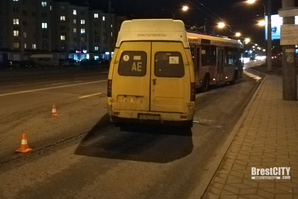 Разбито боковое стекло. Маршрутка попала в ДТП в Бресте