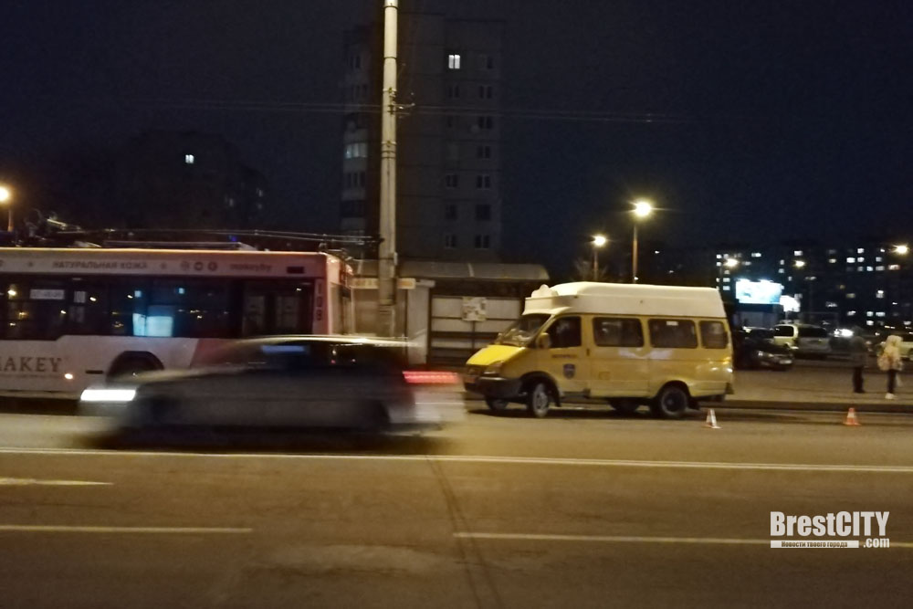 Разбито боковое стекло. Маршрутка попала в ДТП в Бресте