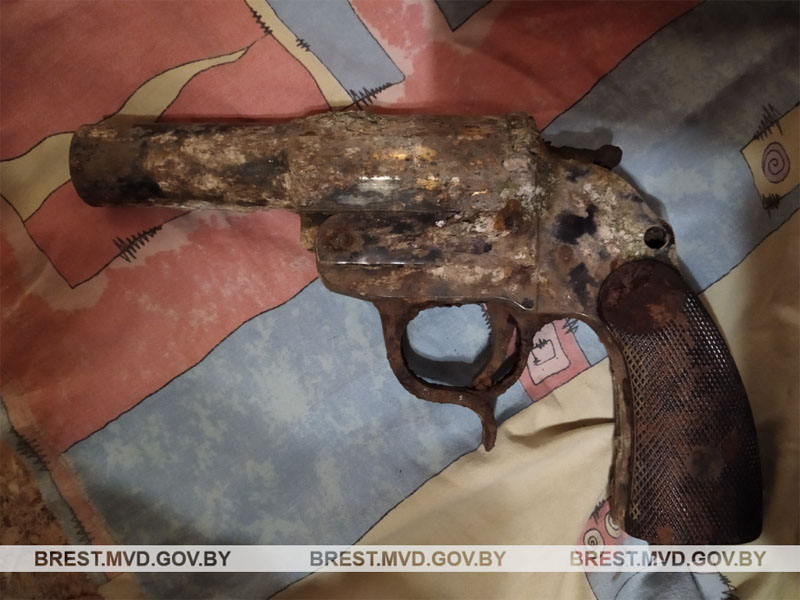 Я нашёл пистолет!. Прогулка сына по крепости обернулась вот такой находкой...