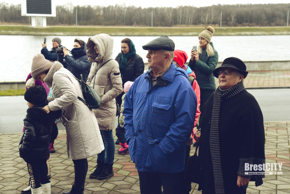 На Гребном перед ритуалом трубача устроили исторические танцы (фото, видео) На Гребном перед ритуалом трубача устроили исторические танцы (фото, видео)
