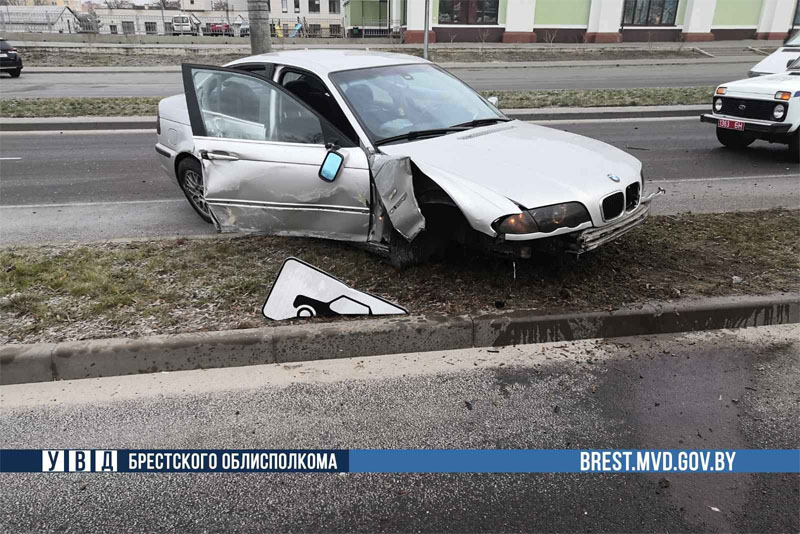 Повредил 11 пролетов и 4 дорожных знака. Подробности ДТП с BMW на Машерова в Бресте
