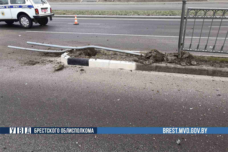 Повредил 11 пролетов и 4 дорожных знака. Подробности ДТП с BMW на Машерова в Бресте