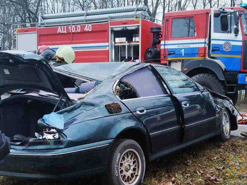 В Пружанском районе на помощь попавшему в ДТП водителю БМВ пришли спасатели