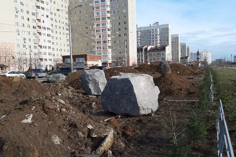Глыбы из Минска и Бреста привезли для «Сада камней» в Подольске (Россия)