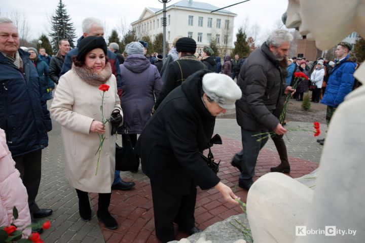 В Кобрине открыли скульптурную композицию воинам интернационалистам В Кобрине открыли скульптурную композицию воинам интернационалистам