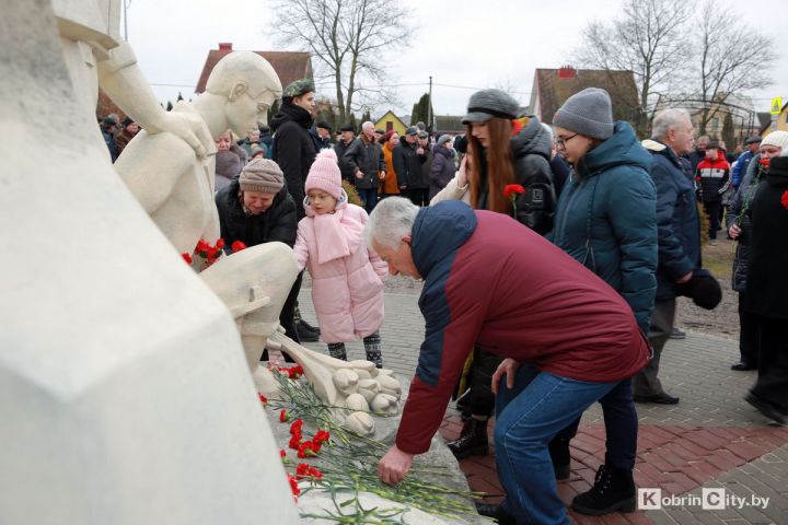 В Кобрине открыли скульптурную композицию воинам интернационалистам В Кобрине открыли скульптурную композицию воинам интернационалистам