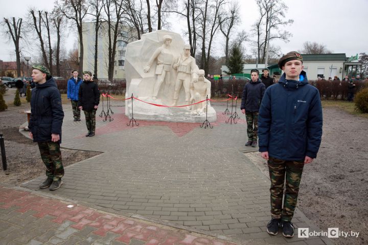 В Кобрине открыли скульптурную композицию воинам интернационалистам В Кобрине открыли скульптурную композицию воинам интернационалистам