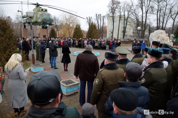 В Кобрине открыли скульптурную композицию воинам интернационалистам В Кобрине открыли скульптурную композицию воинам интернационалистам