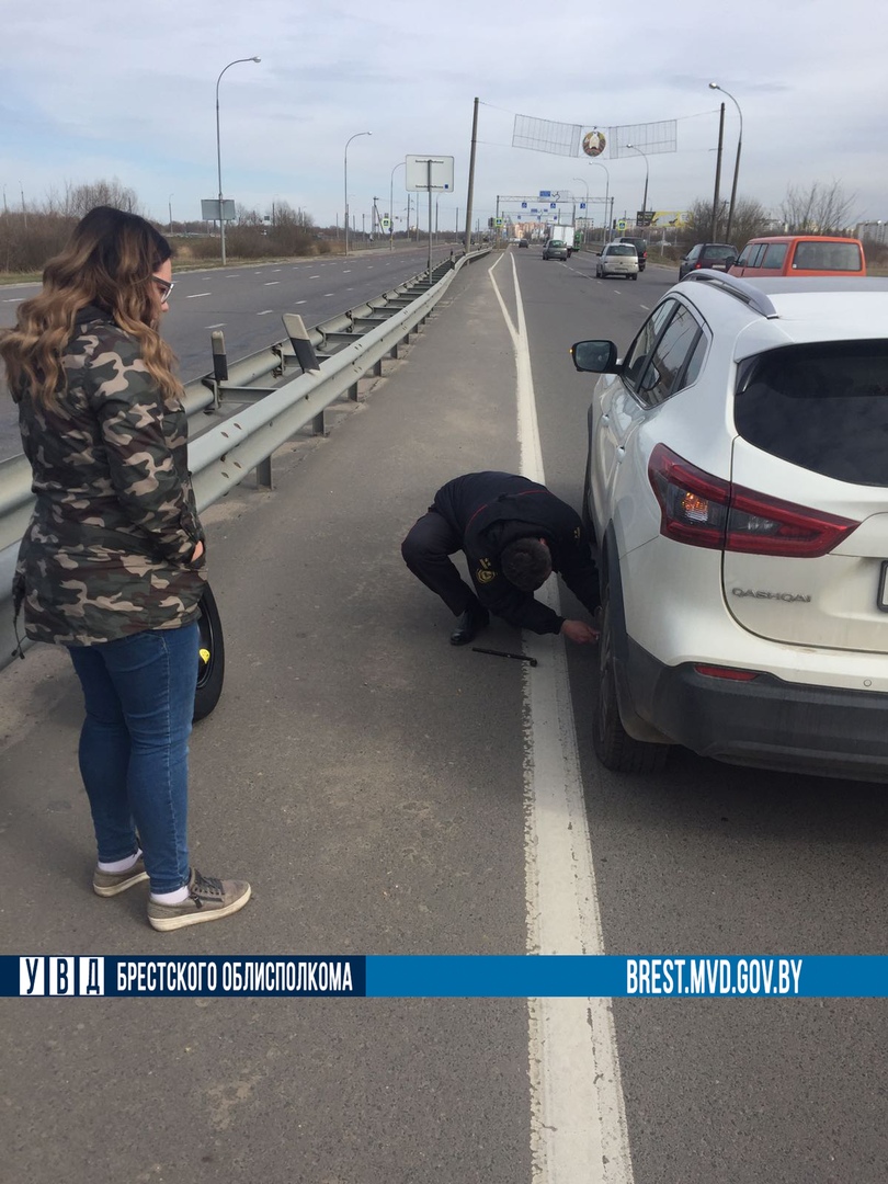 Пробила колесо. Сотрудники ГАИ помогли брестчанке