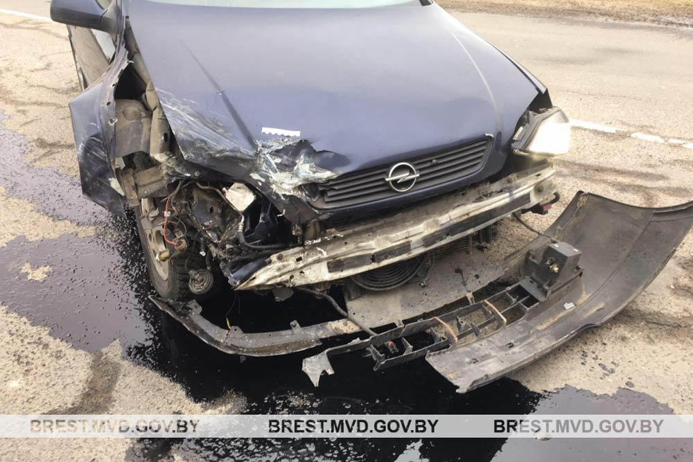 Женщина на Opel врезалась в фуру возле д.Чернавчицы под Брестом. В салоне был ребенок