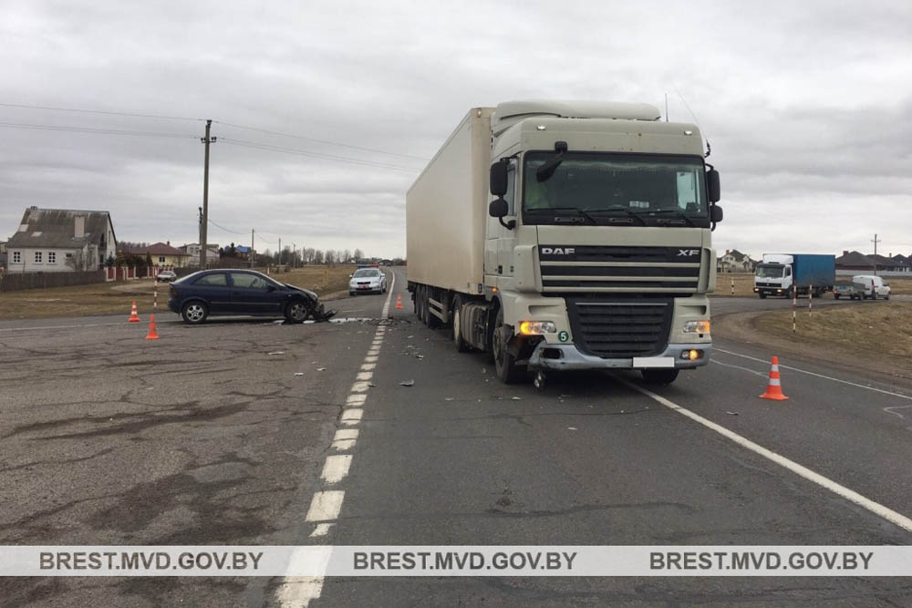 Женщина на Opel врезалась в фуру возле д.Чернавчицы под Брестом. В салоне был ребенок