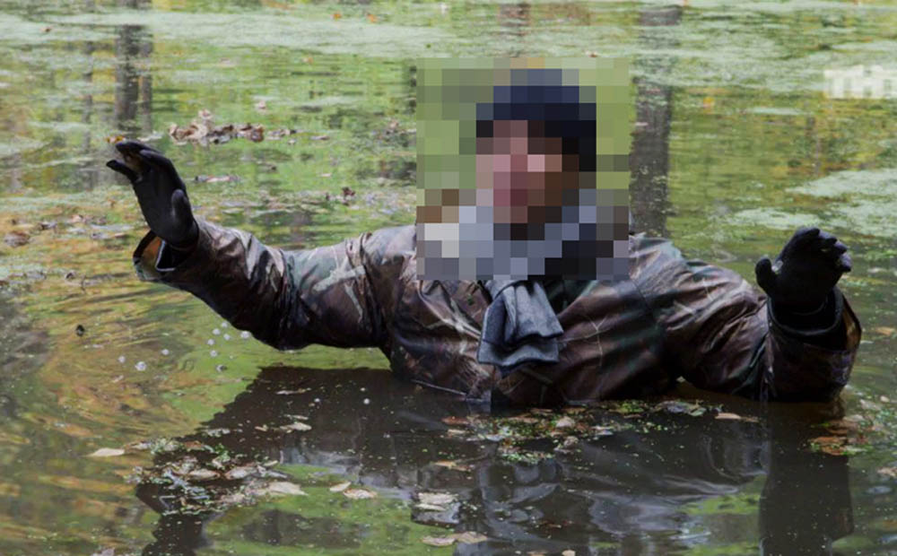 Люди на болоте на русском. Человек танущей в болоте.