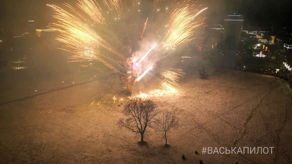 Большой зимний фейерверк в Бресте. Смотрим с разных ракурсов (фото, видео)
