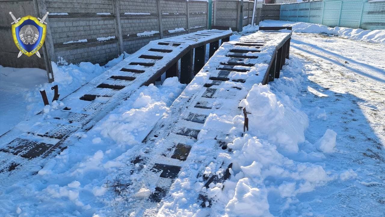 Ребенок прыгнул с эстакады в снег - и напоролся на угол выступающего  элемента