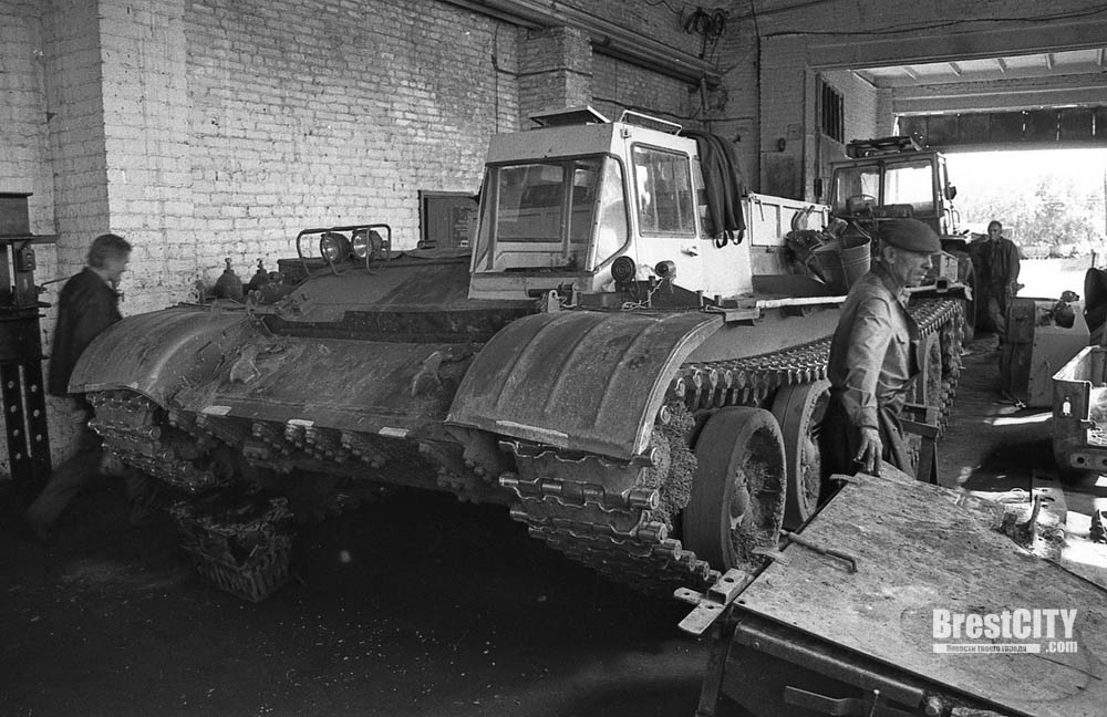 На танке силос трамбовали: фотофакт из колхоза 90-х годов