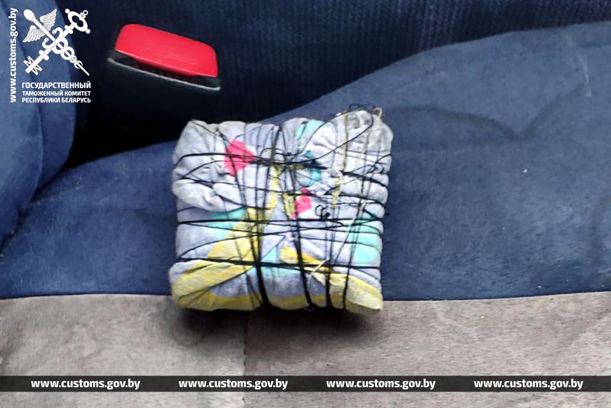 Пассажир автобуса спрятал сверток с марихуаной, но собака на границе в Бресте тайник нашла Пассажир автобуса спрятал сверток с марихуаной, но собака на границе в Бресте тайник нашла