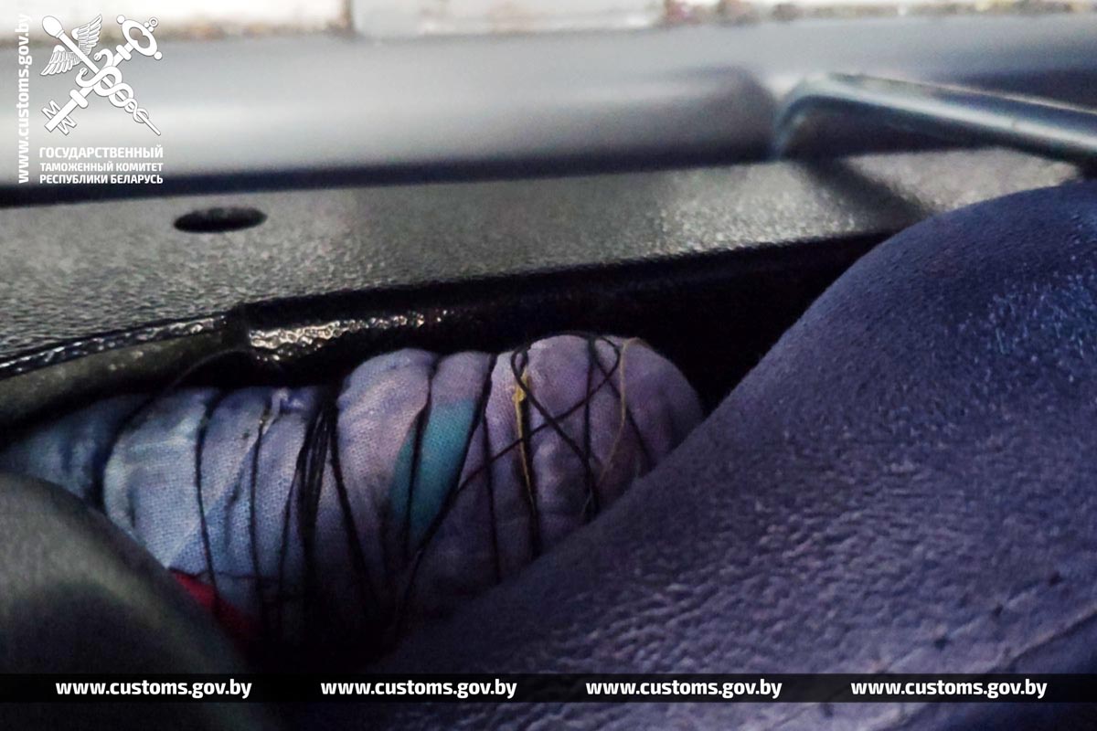 Пассажир автобуса спрятал сверток с марихуаной, но собака на границе в Бресте тайник нашла Пассажир автобуса спрятал сверток с марихуаной, но собака на границе в Бресте тайник нашла