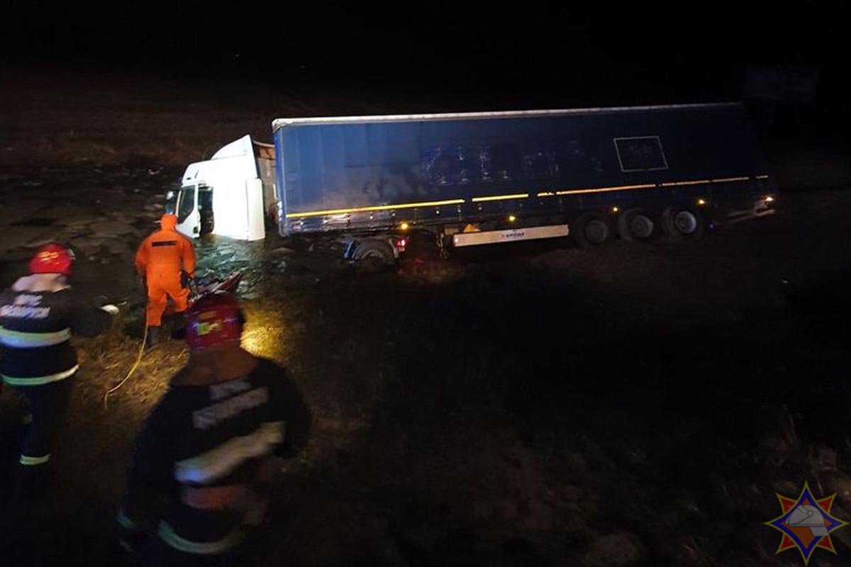 В Беларуси фура съехала в водоем - в салоне находился водитель. Видео МЧС