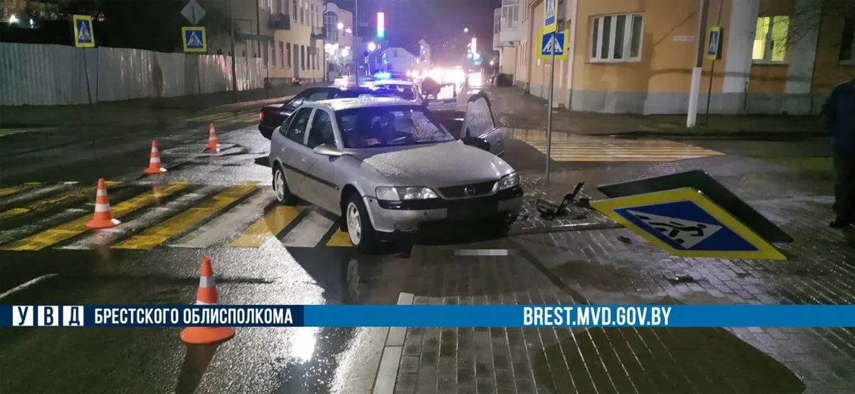 В Пинске из окна восьмого этажа кто-то выбрасывал вещи на людей и машины ВИДЕО