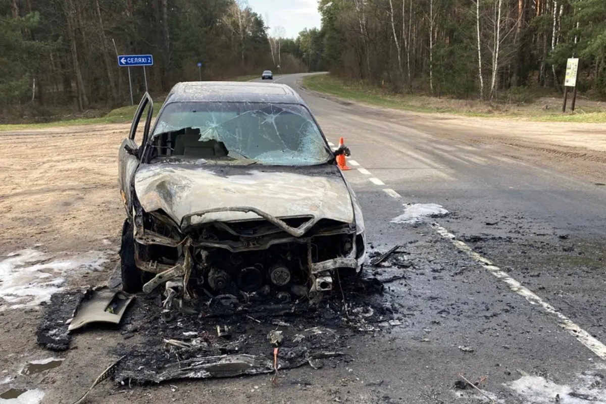 Audi загорелась во время движения в Брестском районе. Машина серьезно  повреждена