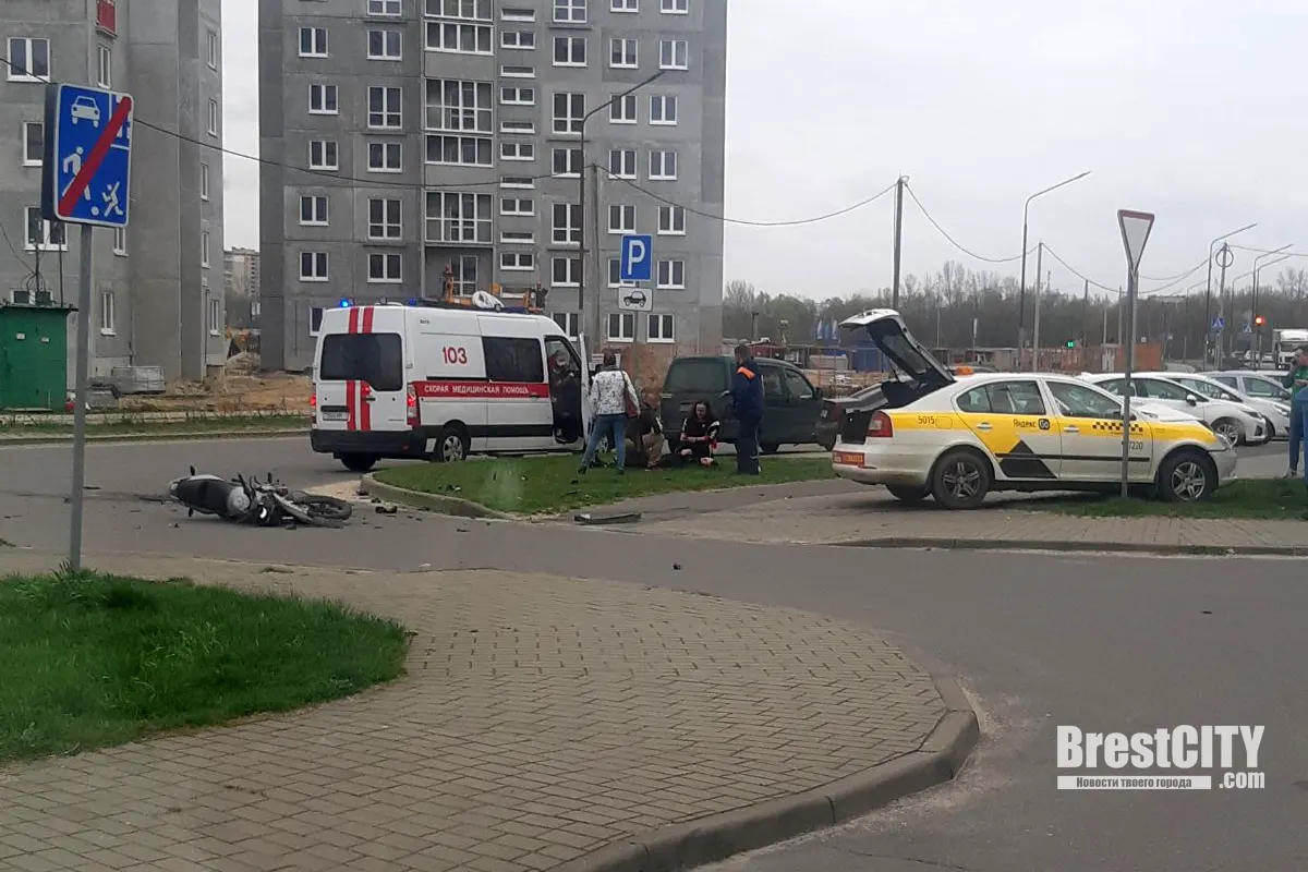 Водитель такси сбил мотоциклиста в Бресте - он в больнице (дополнено)