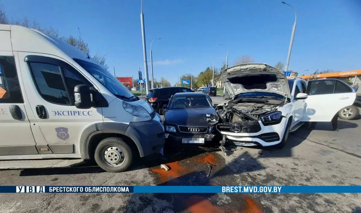 Маршрутка и два легковых авто. Подробности ДТП в Бресте на Суворова