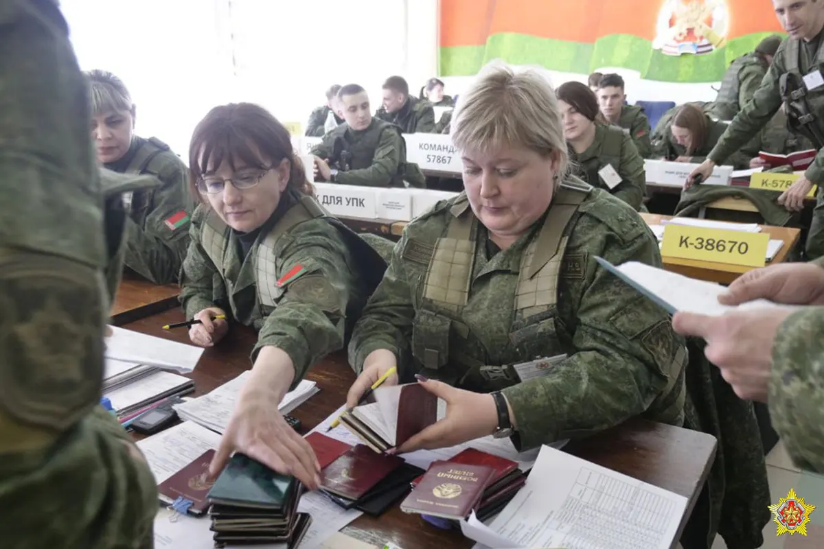 В пункты сбора прибывают военнообязанные в рамках проверки боеготовности