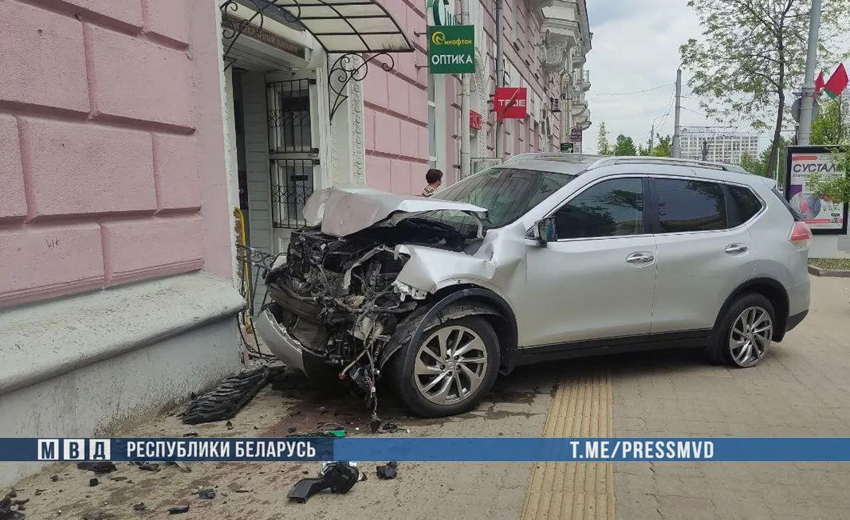 В Витебске кроссовер врезался в маршрутку: трое пассажиров в больнице