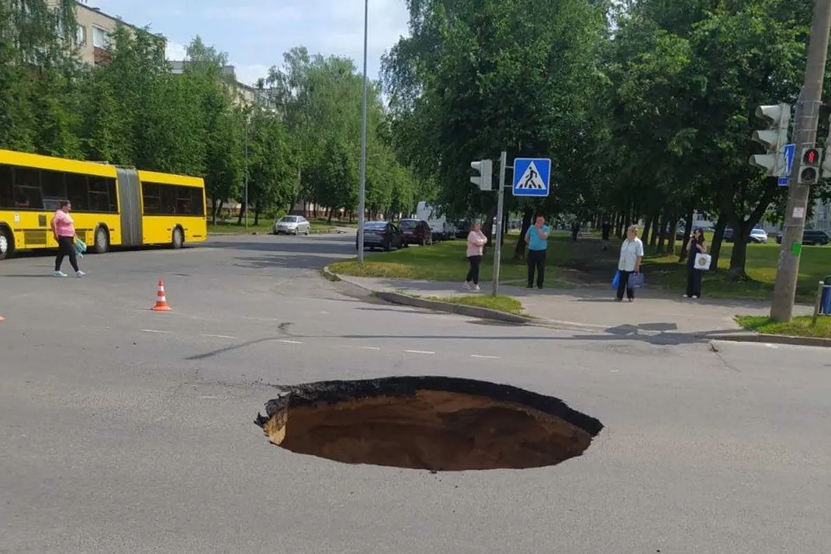 Большая яма - в Барановичах провалился асфальт (фотофакт)