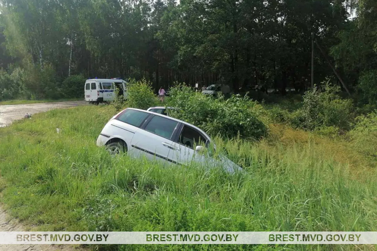 Ford и Fiat не разминулись в Брестском районе - обе машины съехали в кювет