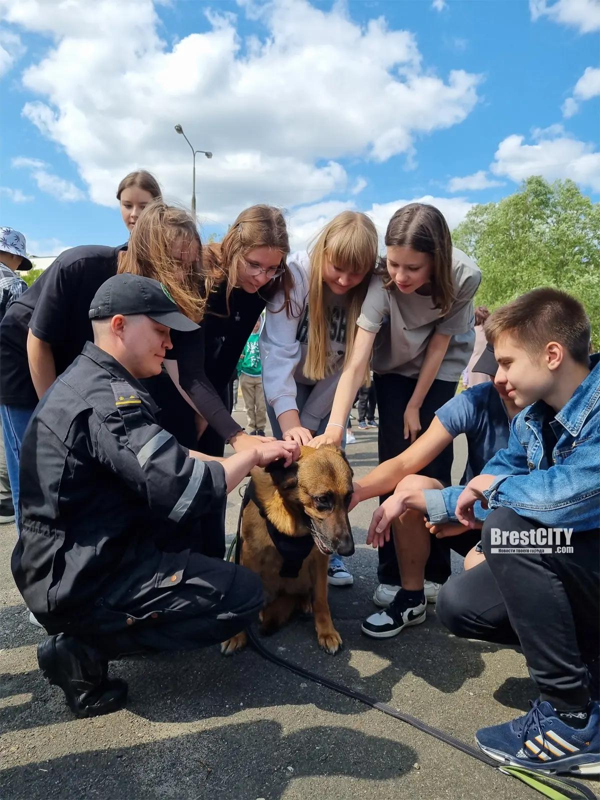 Кинологи со служебными собаками приехали в СШ №30 имени Д.Б. Гвишиани г.  Бреста